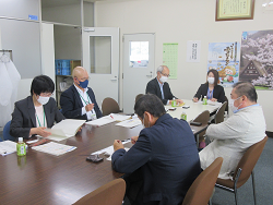 佐藤地方参事官（左）