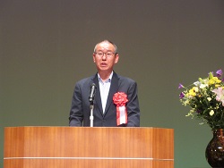 祝辞を述べる漆間地方参事官