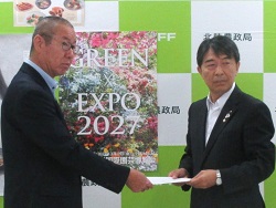 漆間地方参事官（左）、延野代表理事会長（右）