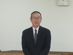 挨拶をする漆間地方参事官