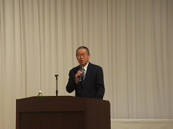 講演を行う漆間地方参事官