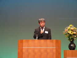 祝辞を述べる岡本地方参事官