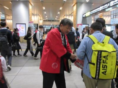 パックご飯を配布する岡本地方参事官