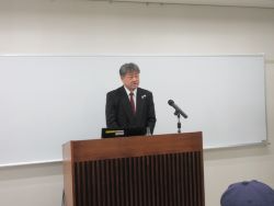 講演を行う岡本地方参事官