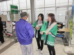 来場者へ説明する様子