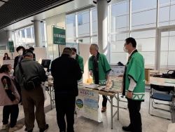 来場者へ説明する様子