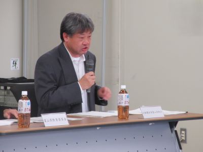 説明会を行う岡本参事官