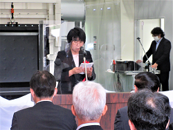 祝辞を披露する佐藤地方参事官