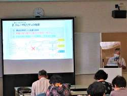 講義をする藤原総括広域監視官