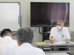 講演をする島辺班長