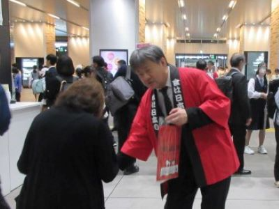 パックご飯を配布する様子