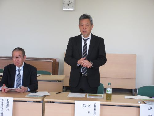 挨拶をする郡局次長