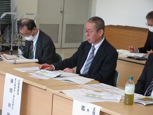 説明をする漆間地方参事官