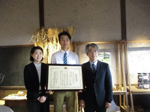 授与後の記念撮影の様子