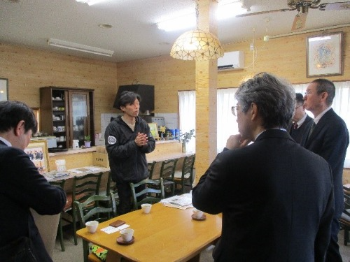 フォーレスト八尾会城越施設長（左から2人目）との意見交換の様子