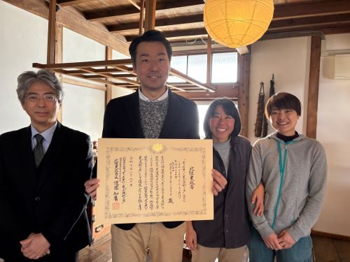 授与後の記念撮影の様子