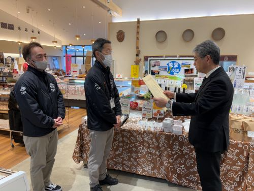 道の駅のと千里浜にて授与の様子（写真左：道の駅のと千里浜）