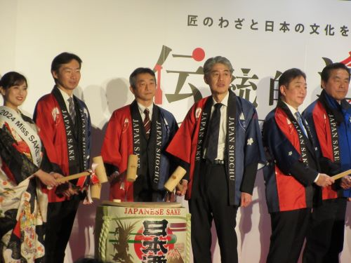 鏡開きを行う遠藤局長（写真中央）