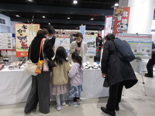 酒米を手に取る来場者