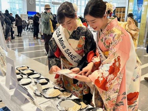 酒米を手に取る来場者