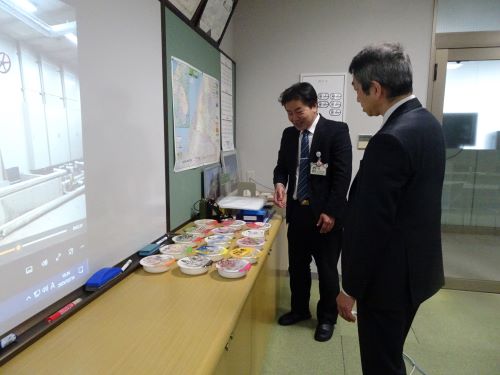 パックご飯製品の説明を受ける遠藤局長