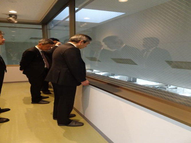 製造ラインを見学する様子