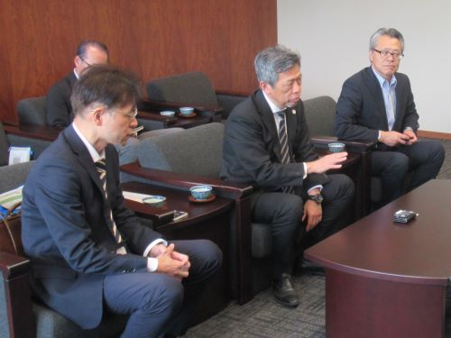 みどりの食料システム戦略について説明する郡局次長