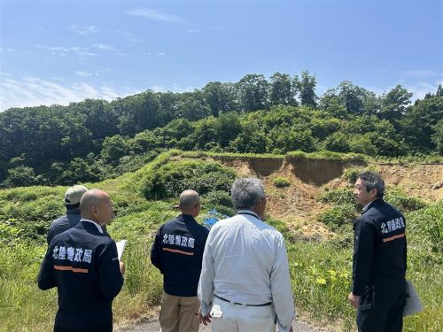 大西山地区の圃場を視察する様子