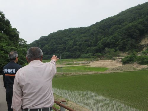 若山地区の圃場を視察する様子