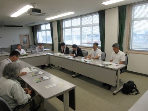 上越研究拠点の取組について説明を受ける郡局次長