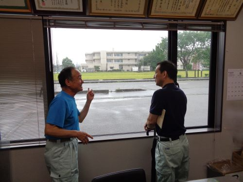 事務所からほ場視察の様子