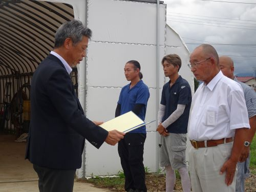 認定証の授与の様子