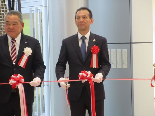 植野局長（写真右）