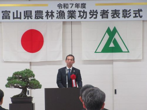 表彰式で祝辞を述べる植野局長