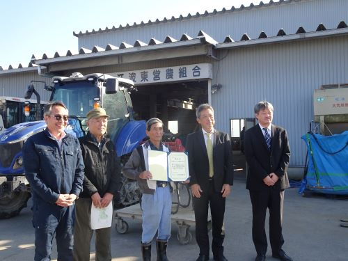 授与後の記念写真