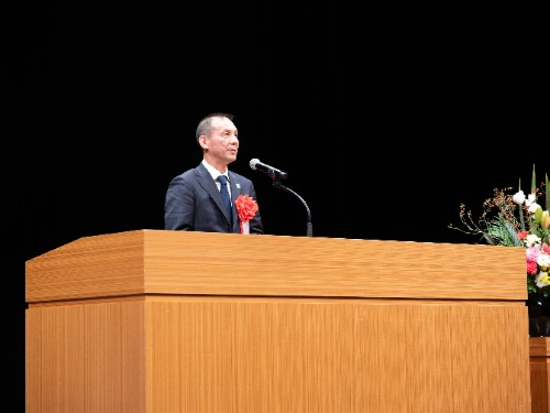 祝辞を述べる植野局長