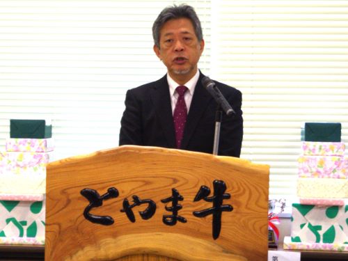 祝辞を述べる郡局次長