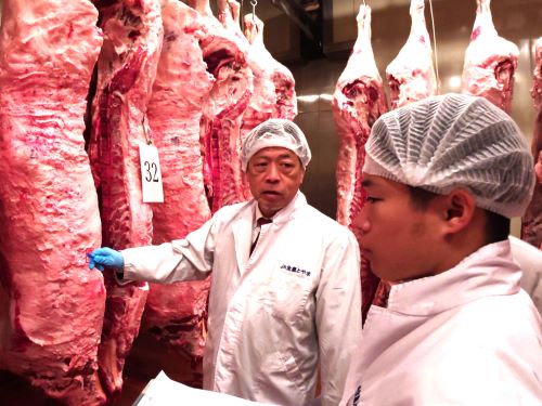 説明を受けている様子