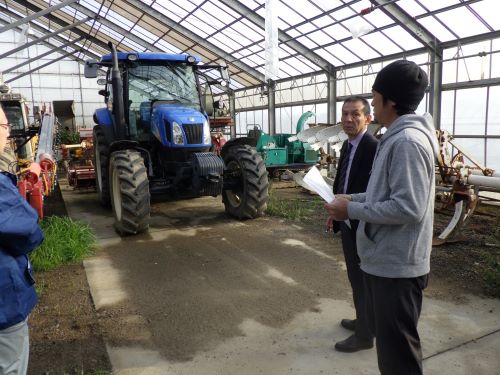 営農機械を視察中の様子