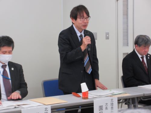 開会挨拶を行う園田局次長（中央）