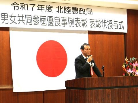 式辞を述べる植野局長