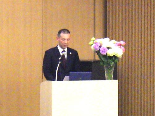 開会の挨拶を述べる植野局長