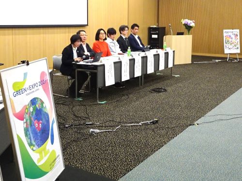 全体質疑応答の場面