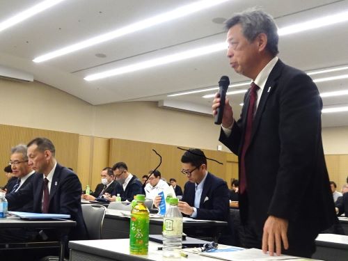 講演者に質問をする郡局次長