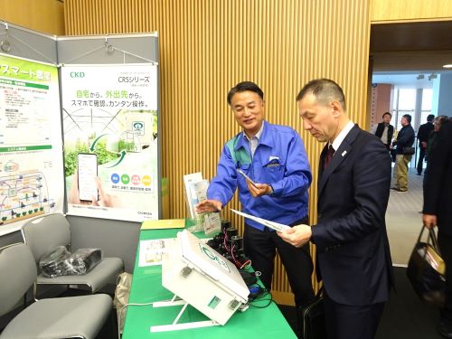 出展企業から説明を受ける植野局長