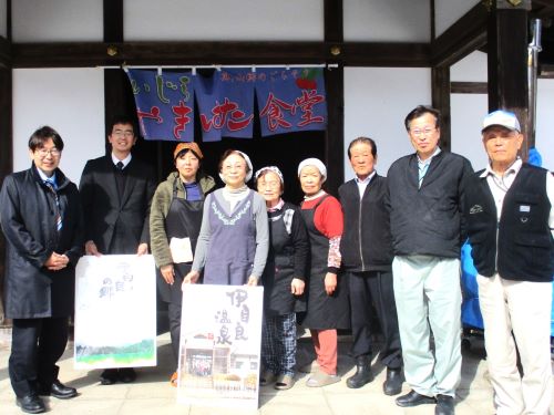 園田局次長と伊自良いの里・食と農推進協議会の皆様の集合写真