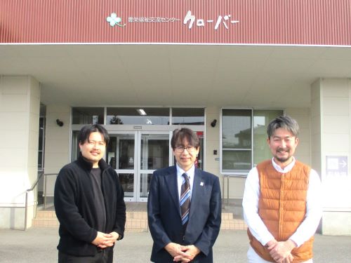 はちべいの髙橋代表と園田局次長と豊栄福祉交流センタークローバー後藤統括主任の写真