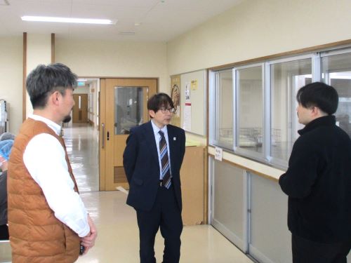 商品製造の説明を受ける園田局次長