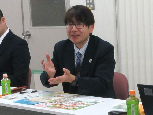 意見を交わす園田局次長の様子