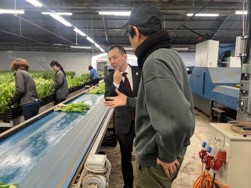 説明を受ける局長